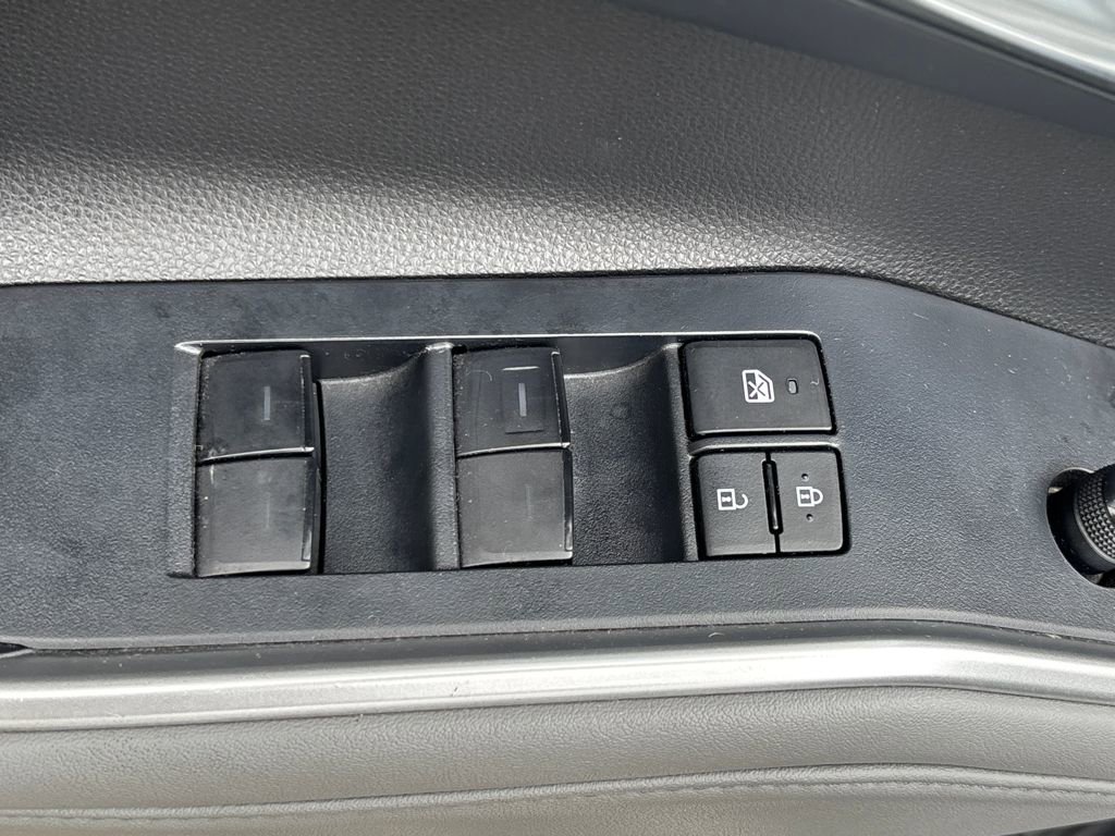 Used 2022 Toyota Highlander XLE image 6