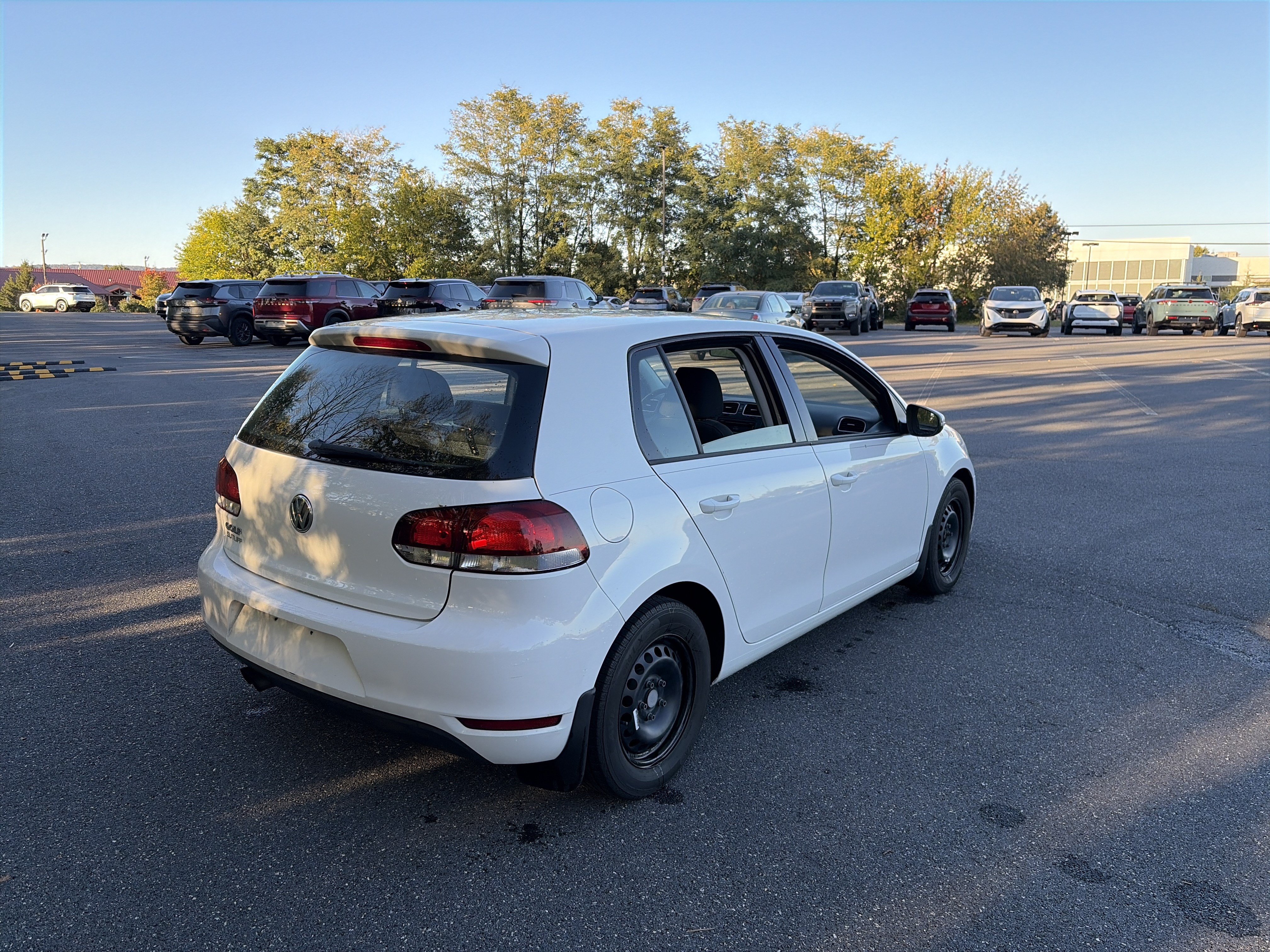 Used 2014 Volkswagen Golf 4-Door FWD image 4