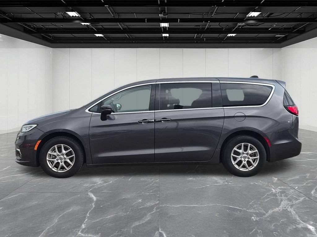 Used 2023 Chrysler Pacifica Touring-L FWD image 2
