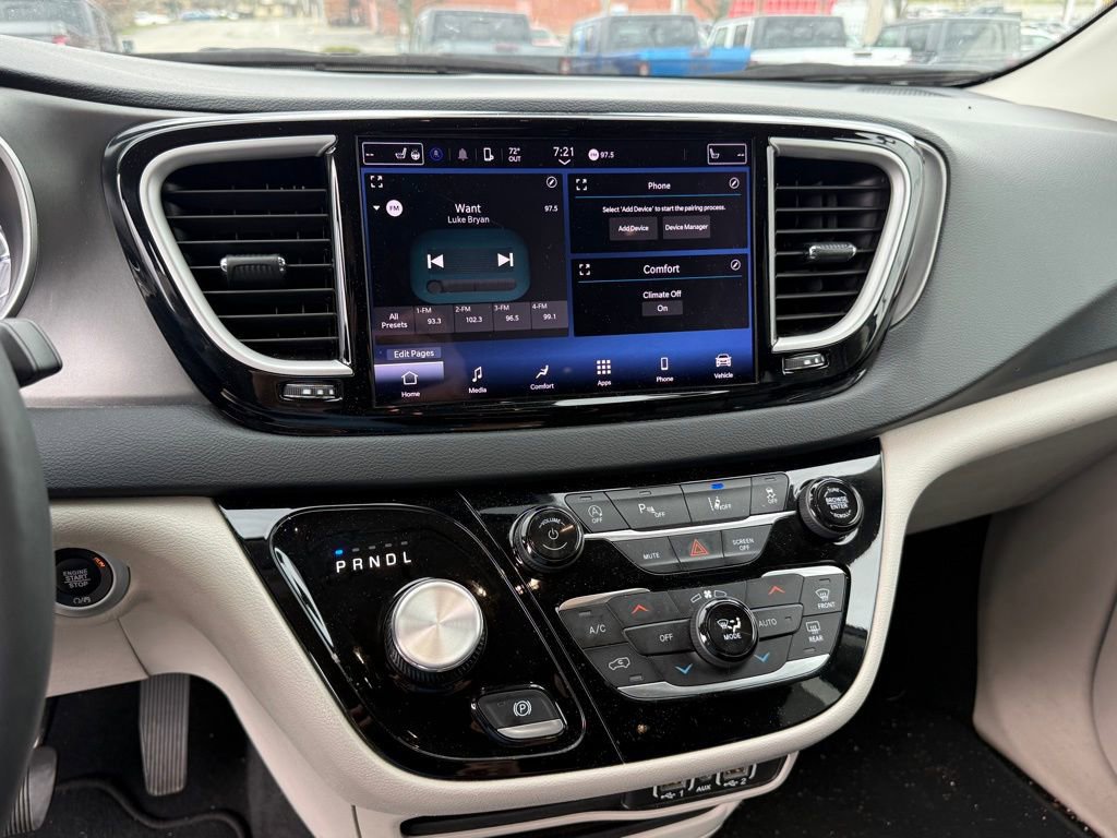 Used 2023 Chrysler Pacifica Touring-L image 18