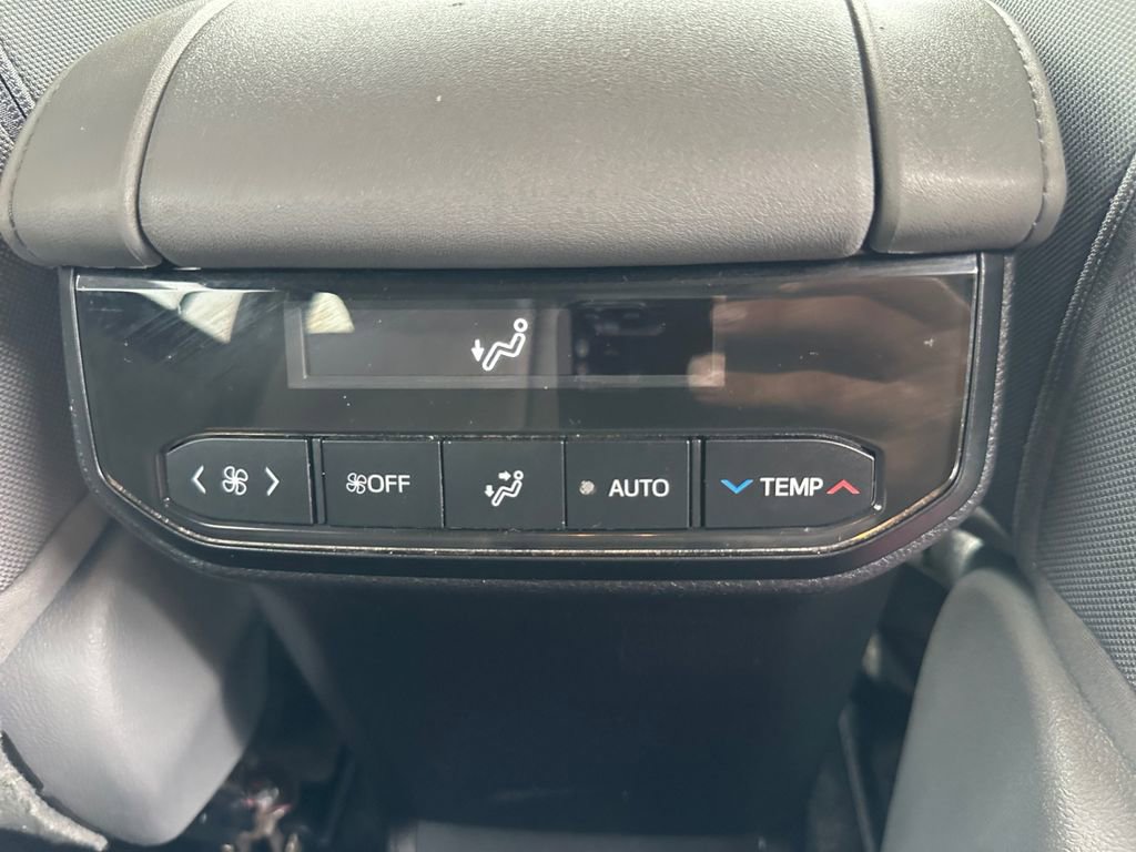 Used 2023 Toyota Highlander L image 16