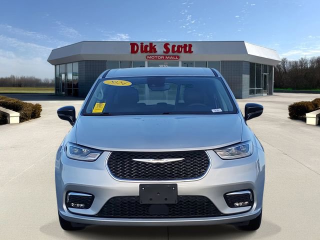 Used 2024 Chrysler Pacifica Touring-L image 2