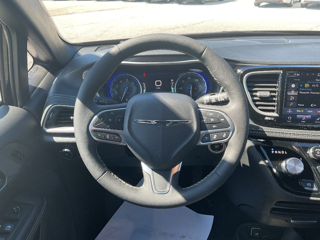 Used 2025 Chrysler Pacifica Select FWD image 11
