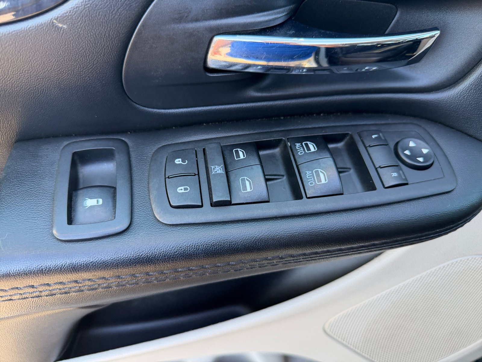 Used 2018 Dodge Grand Caravan SE w/ UConnect Hands-Free Group FWD image 17