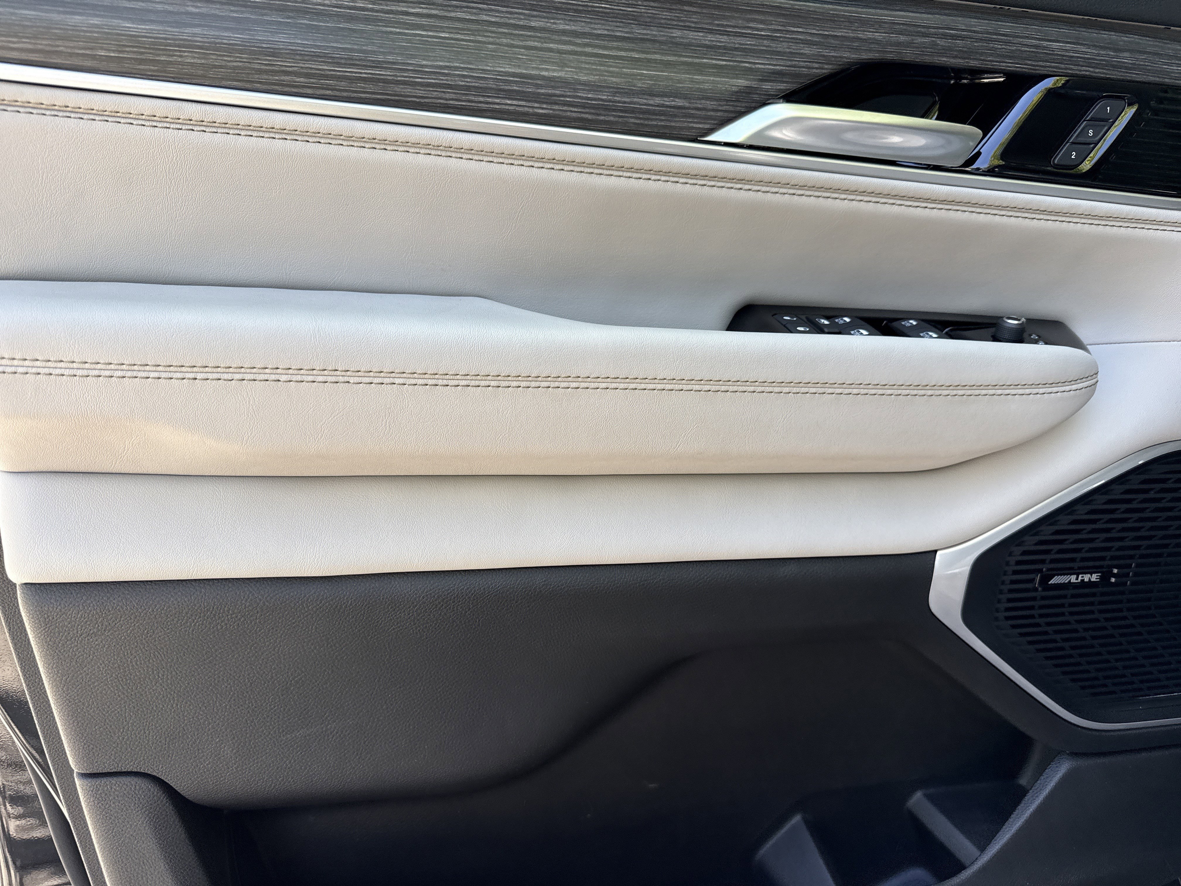 Used 2024 Jeep Wagoneer Series II w/ Premium Group I RWD image 10