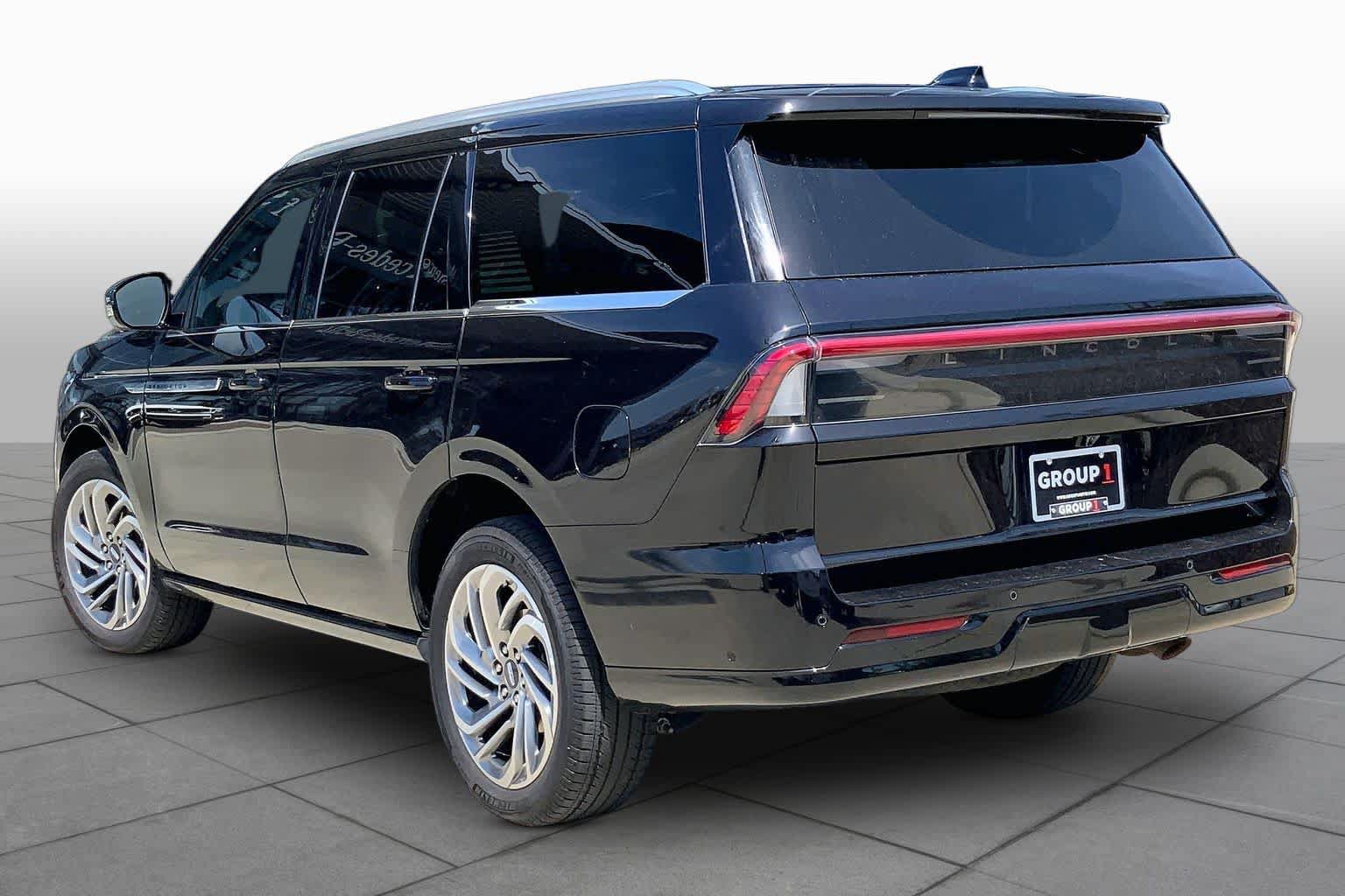 Used 2025 Lincoln Navigator Reserve AWD/4WD image 11