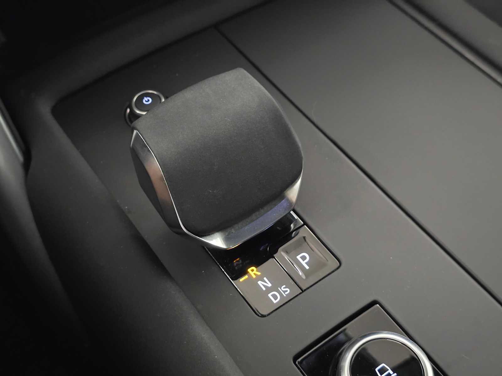 Used 2025 Land Rover Discovery Dynamic SE AWD/4WD image 38