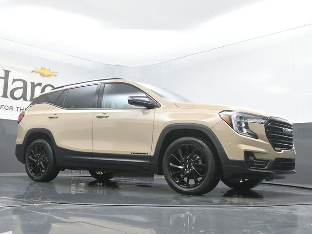 Used 2023 GMC Terrain SLT w/ Infotainment Package II image 2