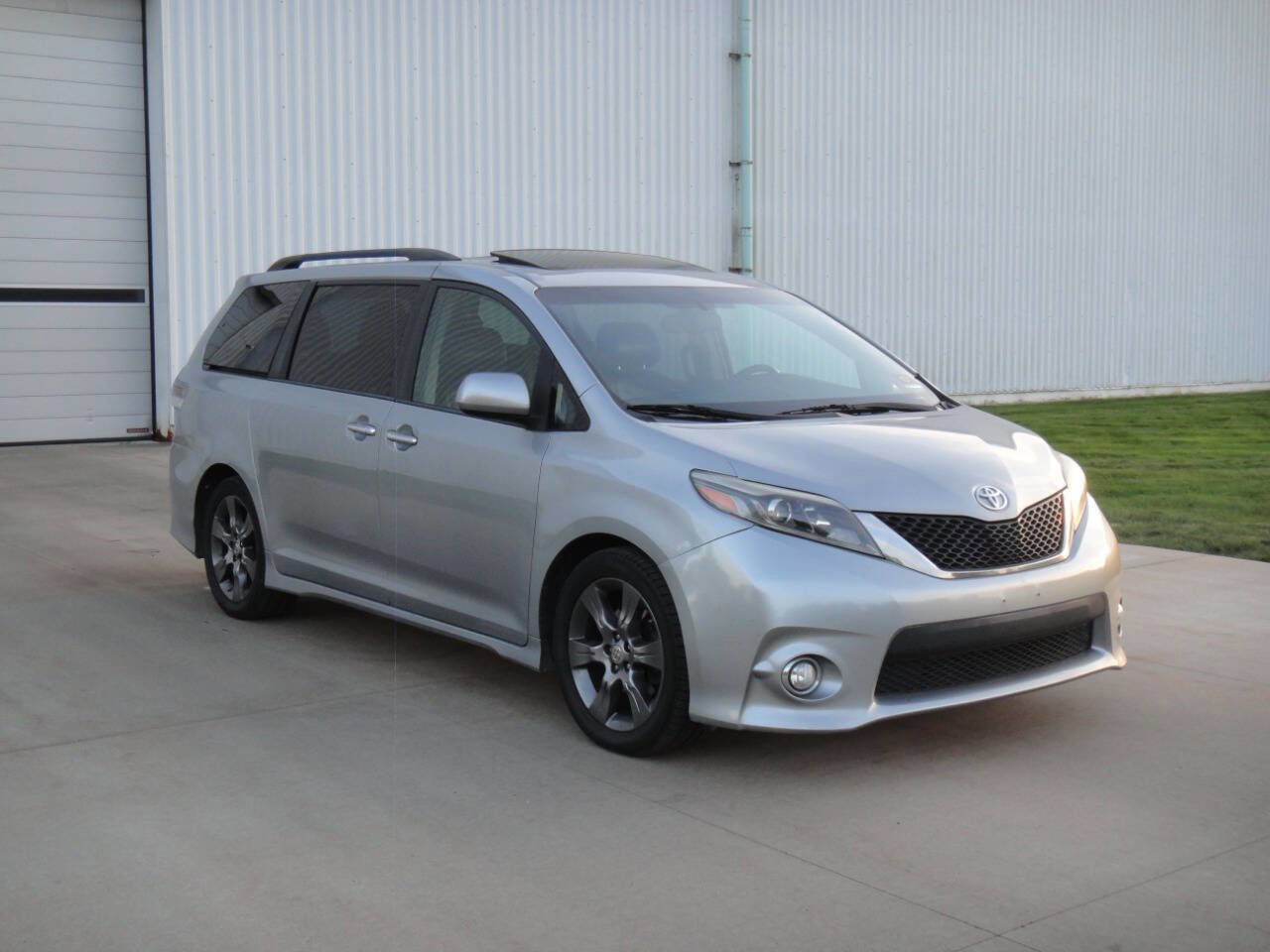 Used 2016 Toyota Sienna SE Premium image 4