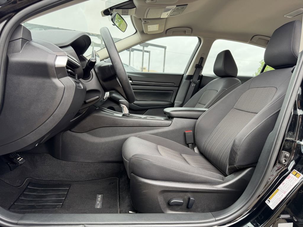 Used 2025 Nissan Altima 2.5 SV FWD image 26