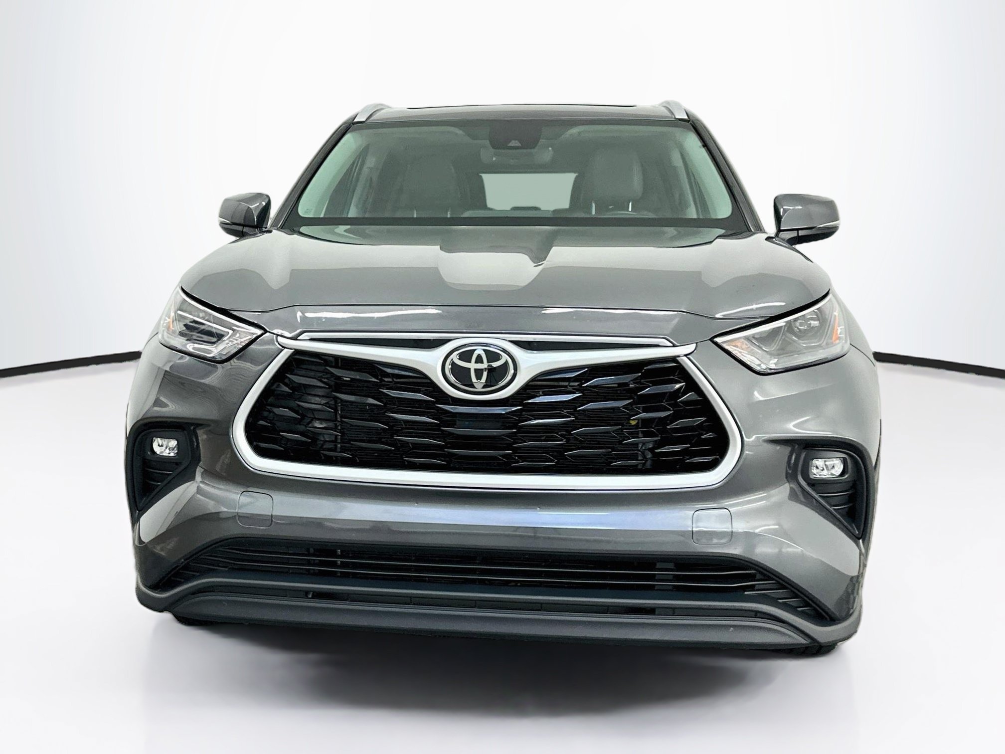 Used 2022 Toyota Highlander XLE AWD/4WD image 2