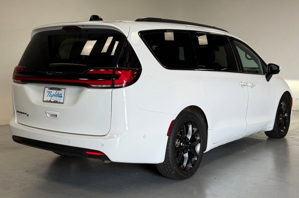 Used 2023 Chrysler Pacifica Touring-L w/ S Appearance Package FWD image 3