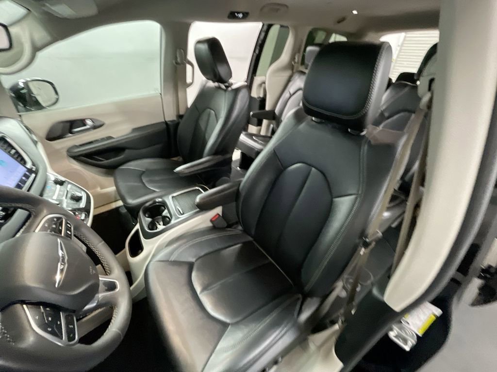 Used 2024 Chrysler Pacifica Touring-L image 18