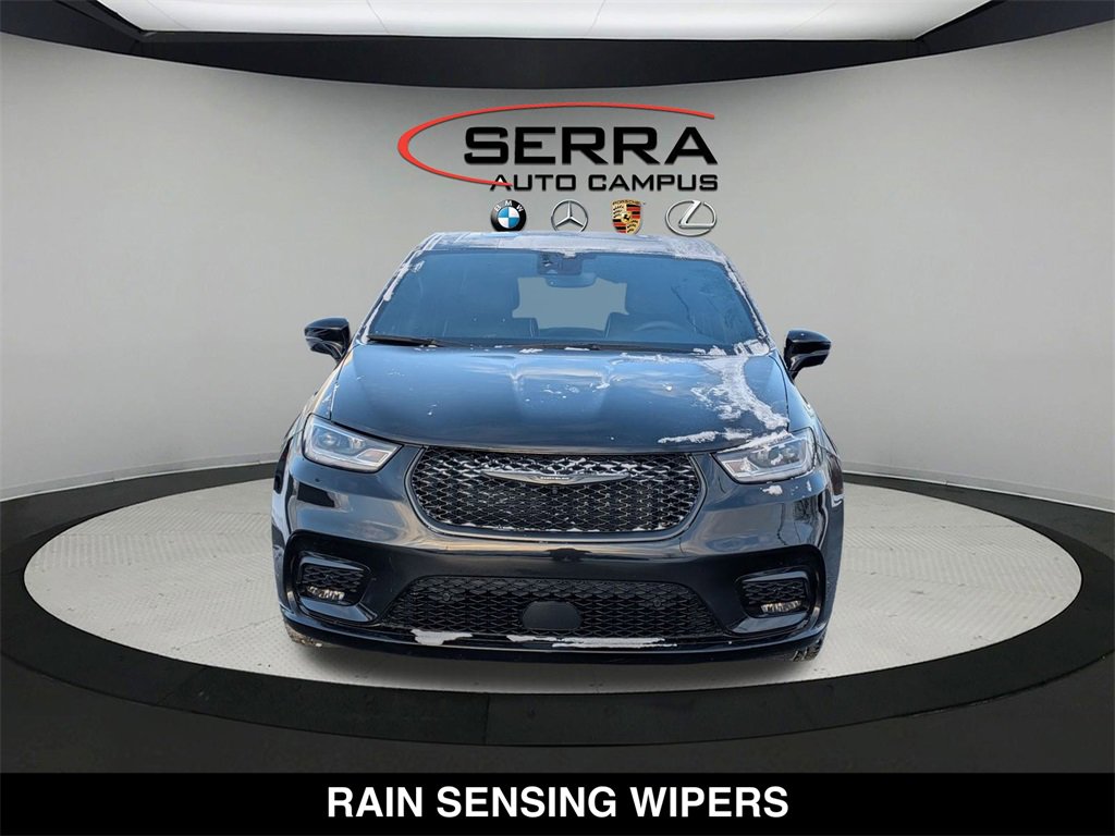 Used 2022 Chrysler Pacifica Limited w/ Uconnect Theater Family Group image 17