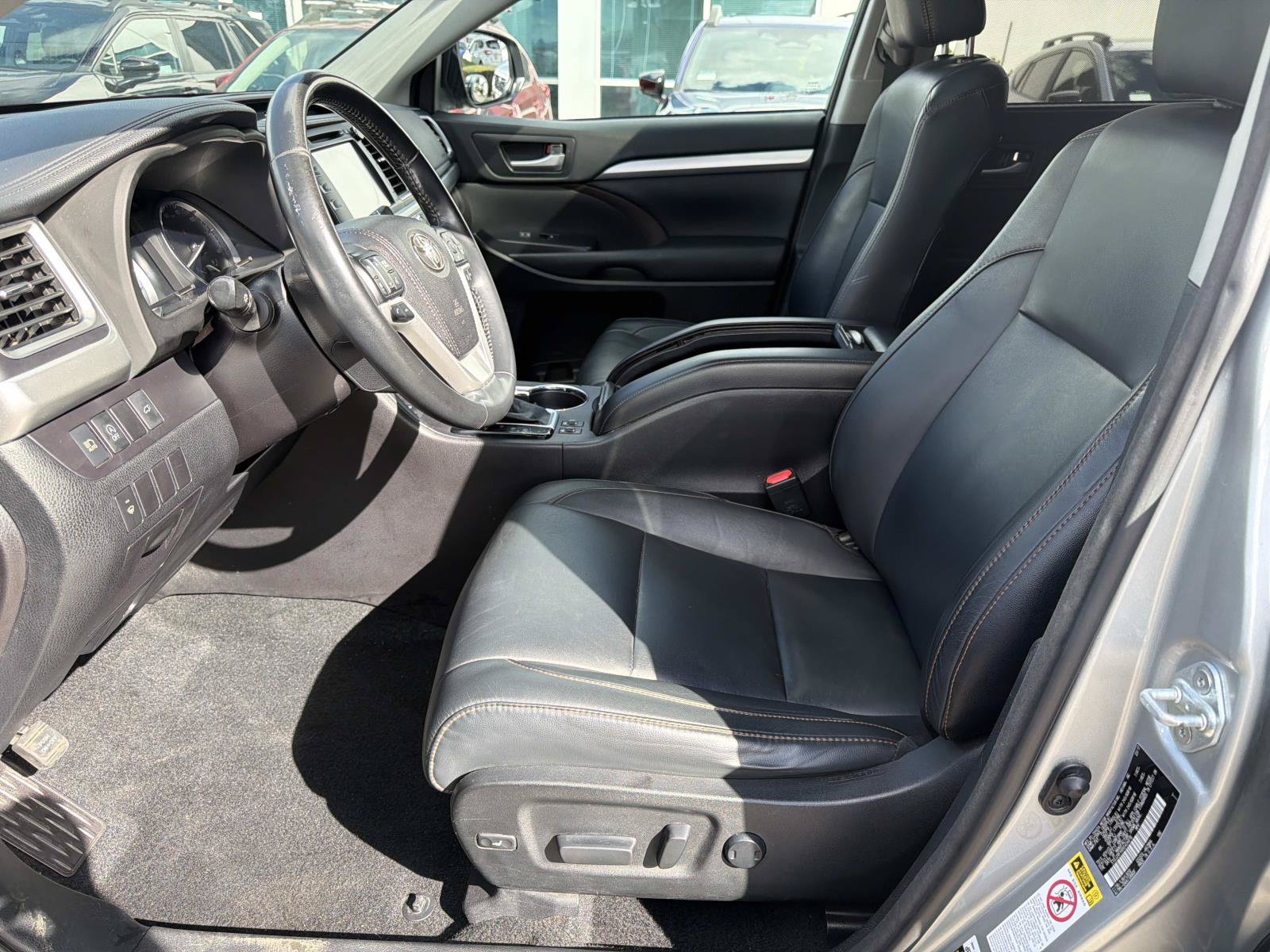 Used 2017 Toyota Highlander XLE w/ Carpet Mat Package AWD/4WD image 14