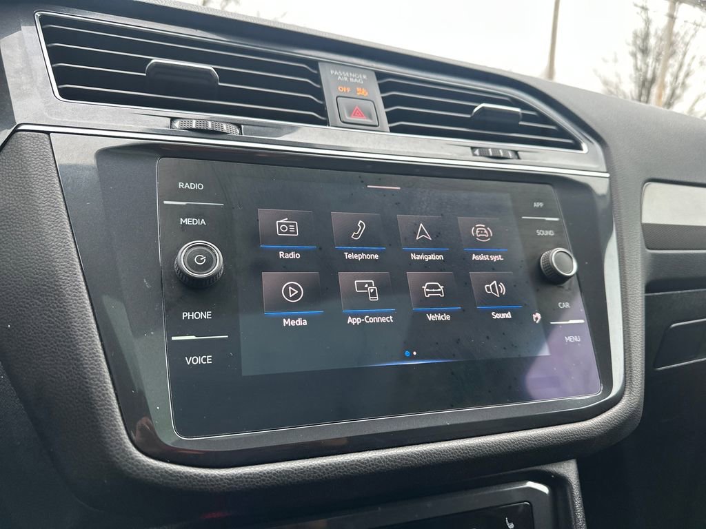Used 2022 Volkswagen Tiguan SE w/ Panoramic Sunroof Package image 9