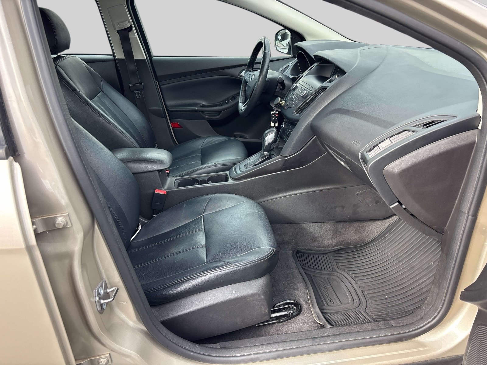 Used 2018 Ford Focus SE w/ SE Appearance Package FWD image 12