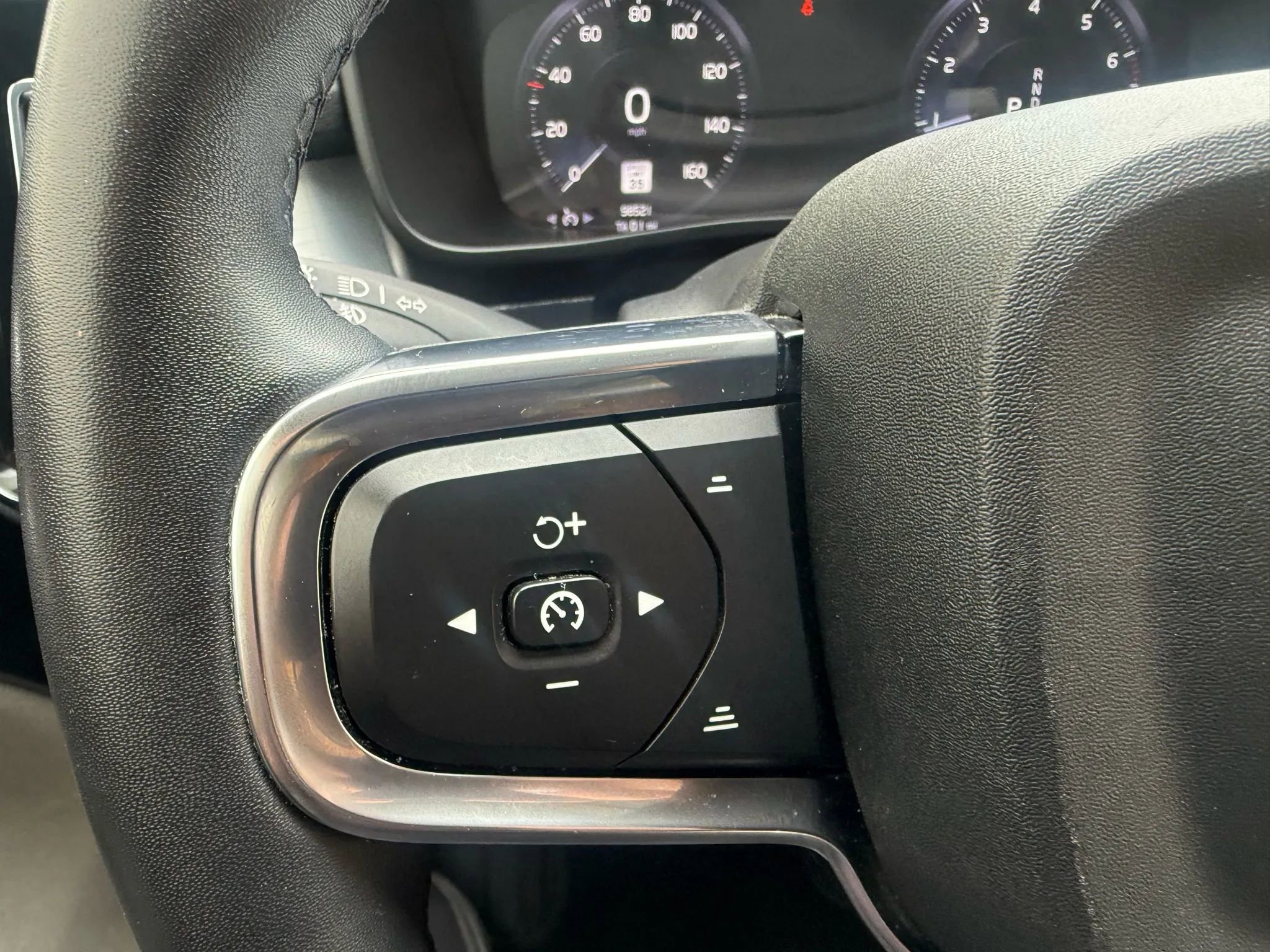 Used 2022 Volvo XC40 T5 Momentum image 13