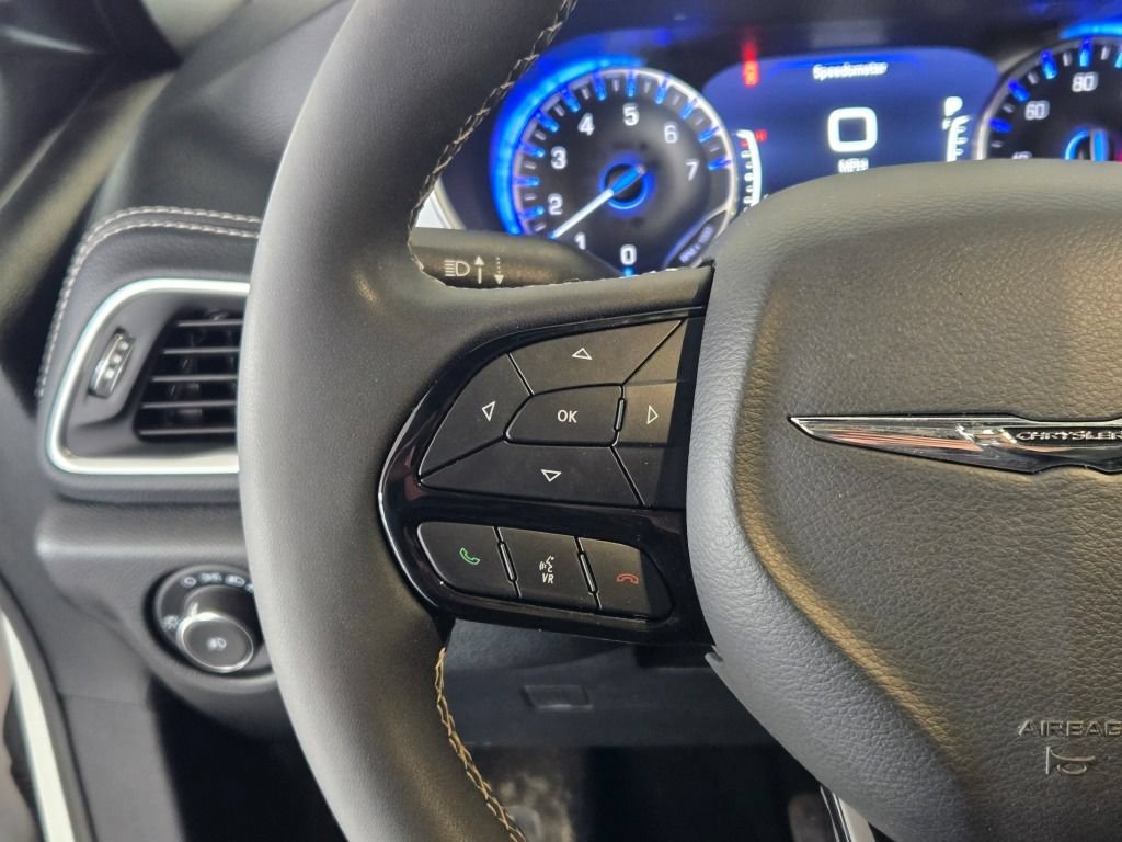 Used 2025 Chrysler Pacifica Limited FWD image 32