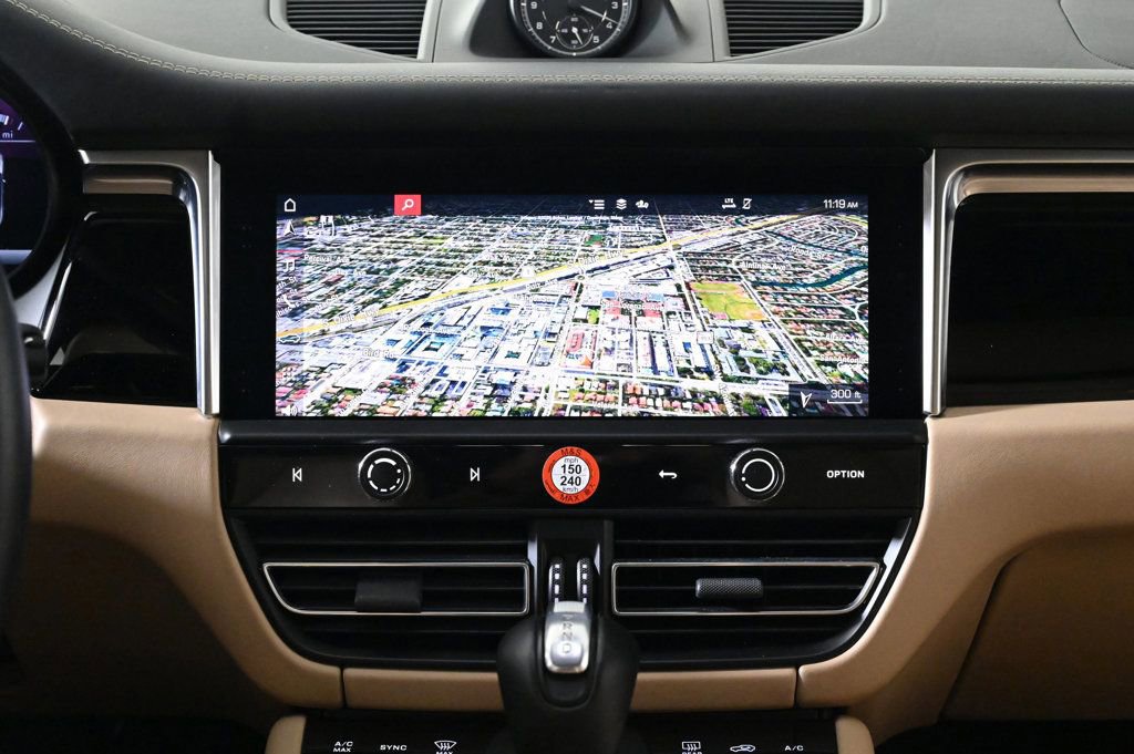 Certified 2024 Porsche Macan image 16