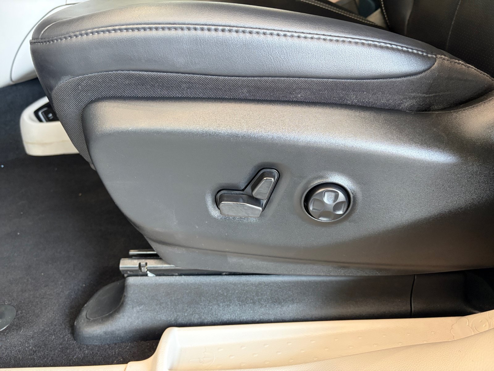 Used 2024 Chrysler Pacifica Limited FWD image 15