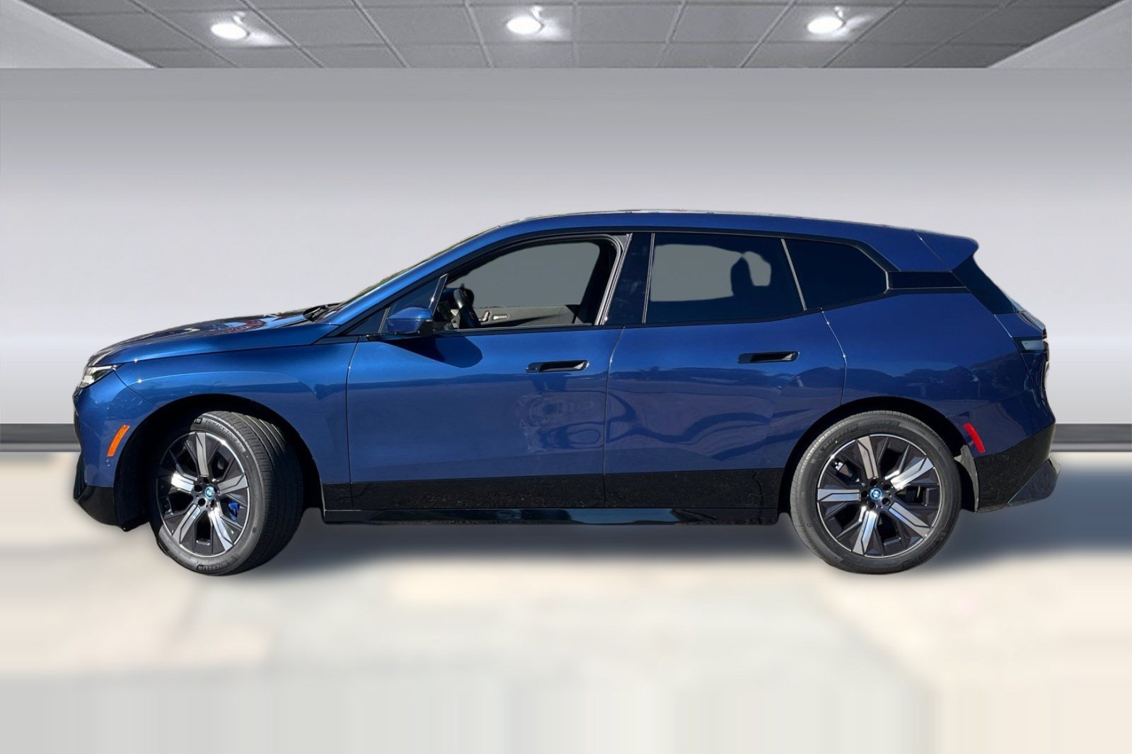 Used 2024 BMW iX xDrive50 w/ Sport Package AWD/4WD image 2