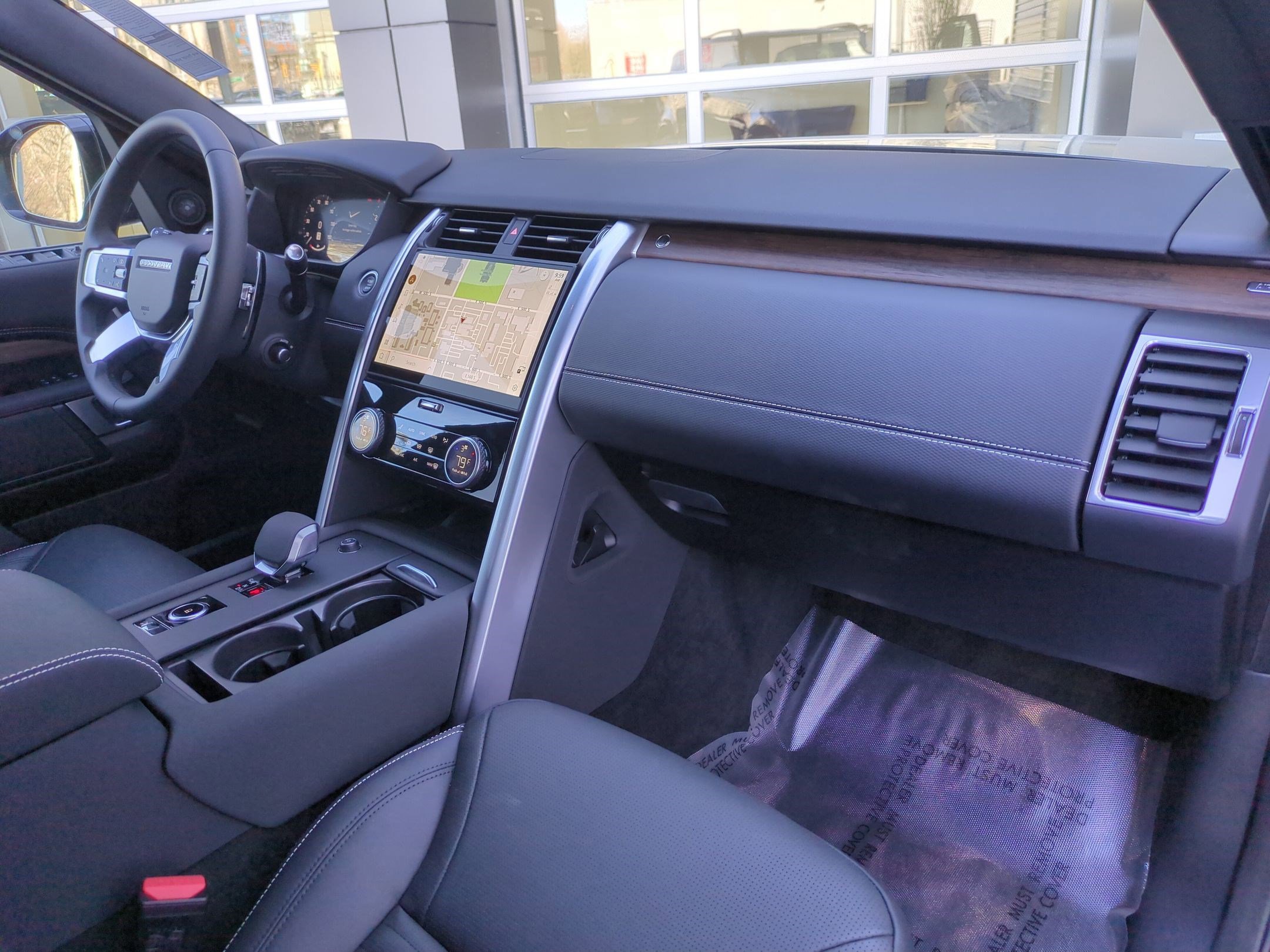 Used 2025 Land Rover Discovery Dynamic SE image 31