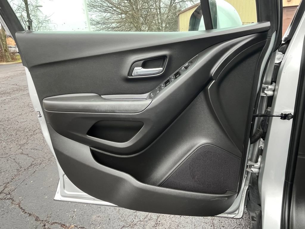 Used 2018 Chevrolet Trax LT w/ LT Convenience Package image 9