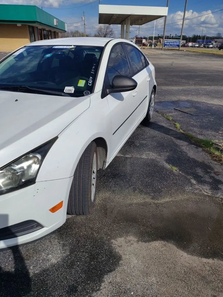 Used 2013 Chevrolet Cruze LS image 2