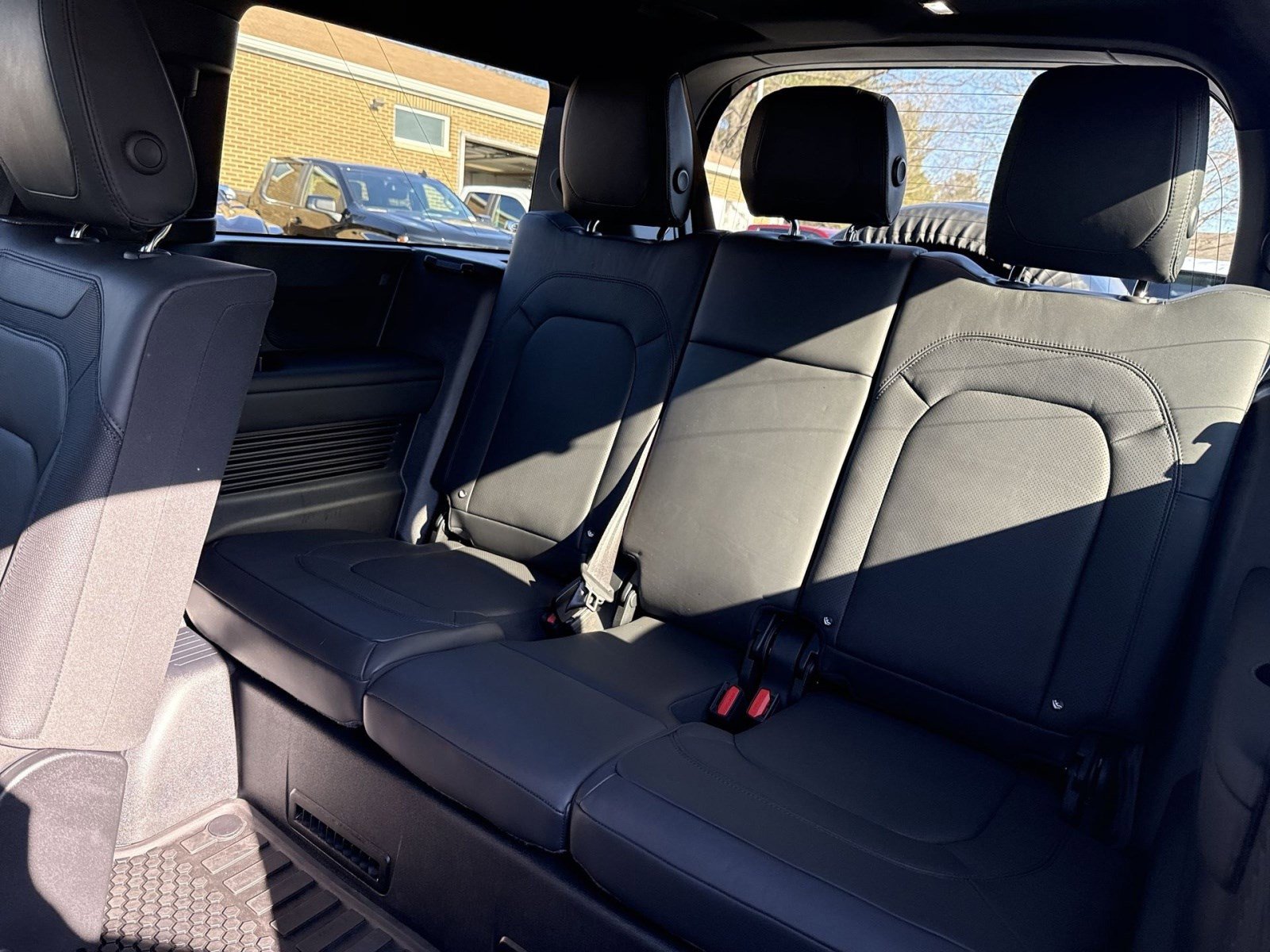 Used 2024 Land Rover Defender 130 X-Dynamic SE image 23