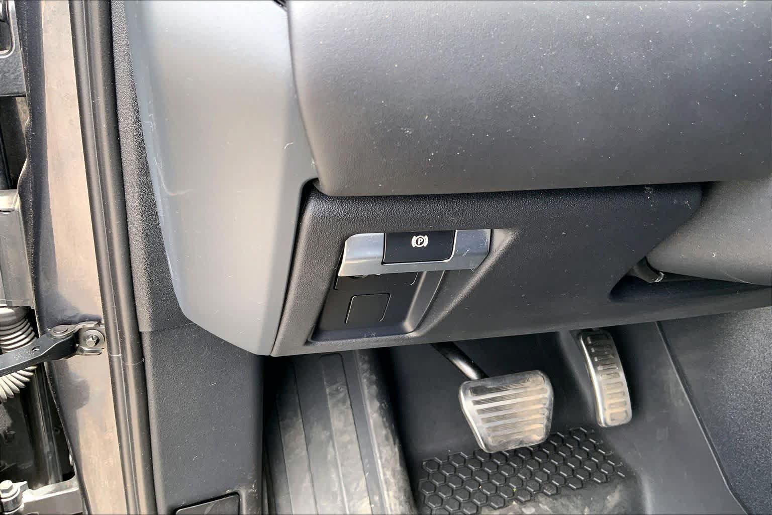 Certified 2023 Land Rover Defender 110 X-Dynamic SE AWD/4WD image 32