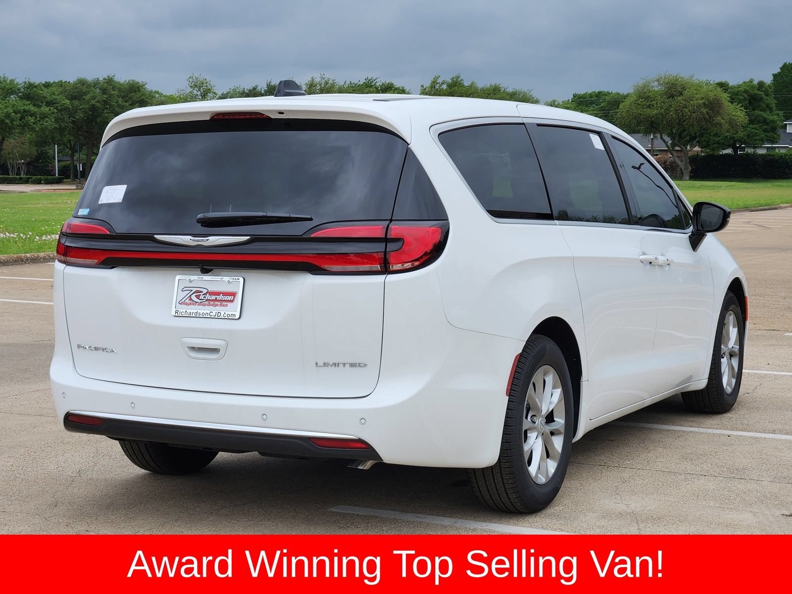 New 2026 Chrysler Pacifica Limited w/ Uconnect Theater Family Group FWD image 6