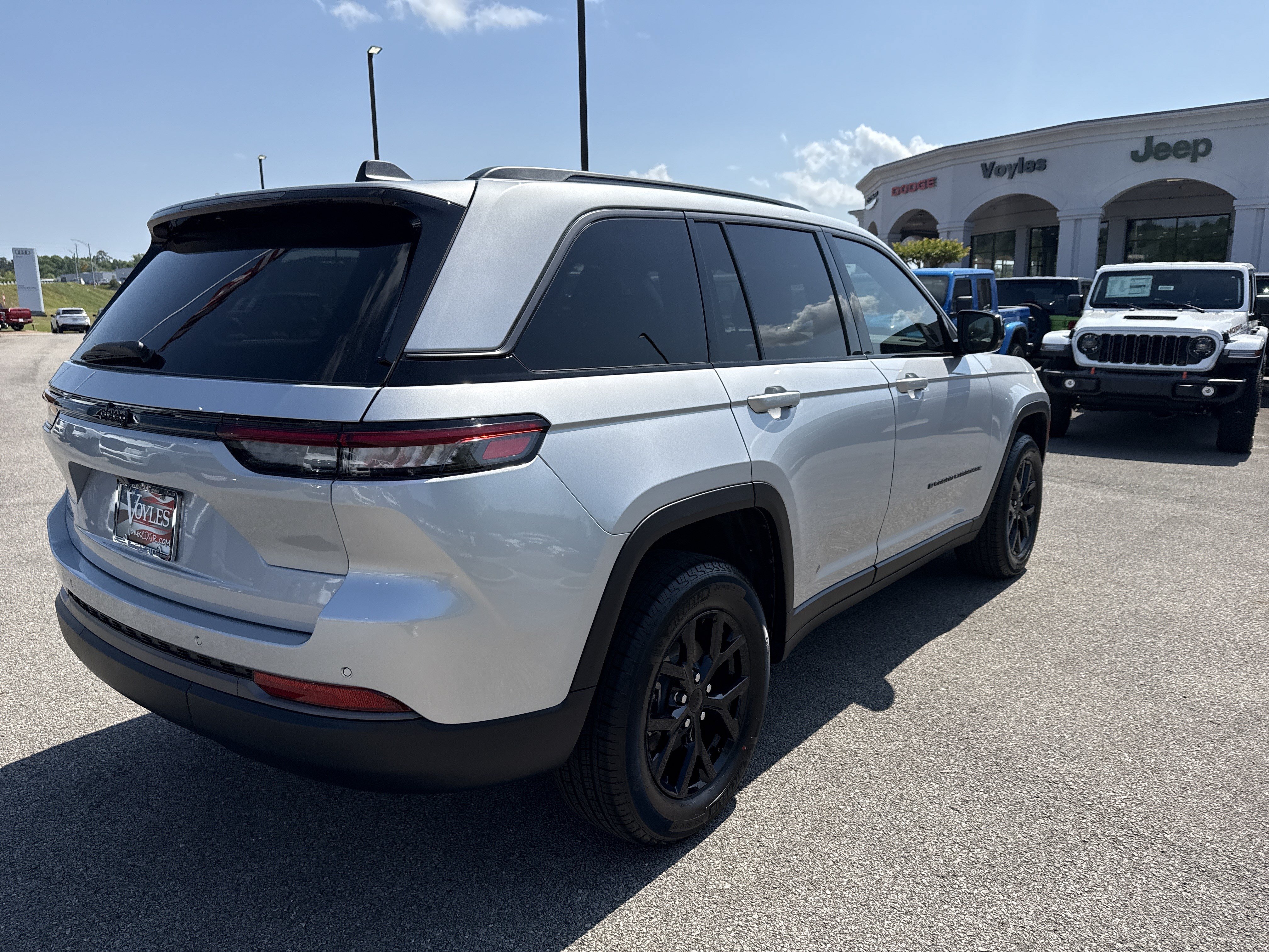 New 2026 Jeep Grand Cherokee Altitude RWD image 7