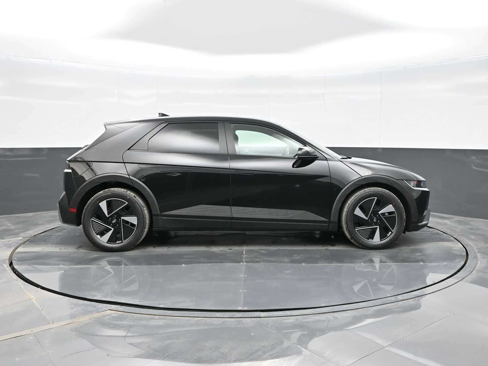 New 2025 Hyundai Ioniq 5 SE image 9