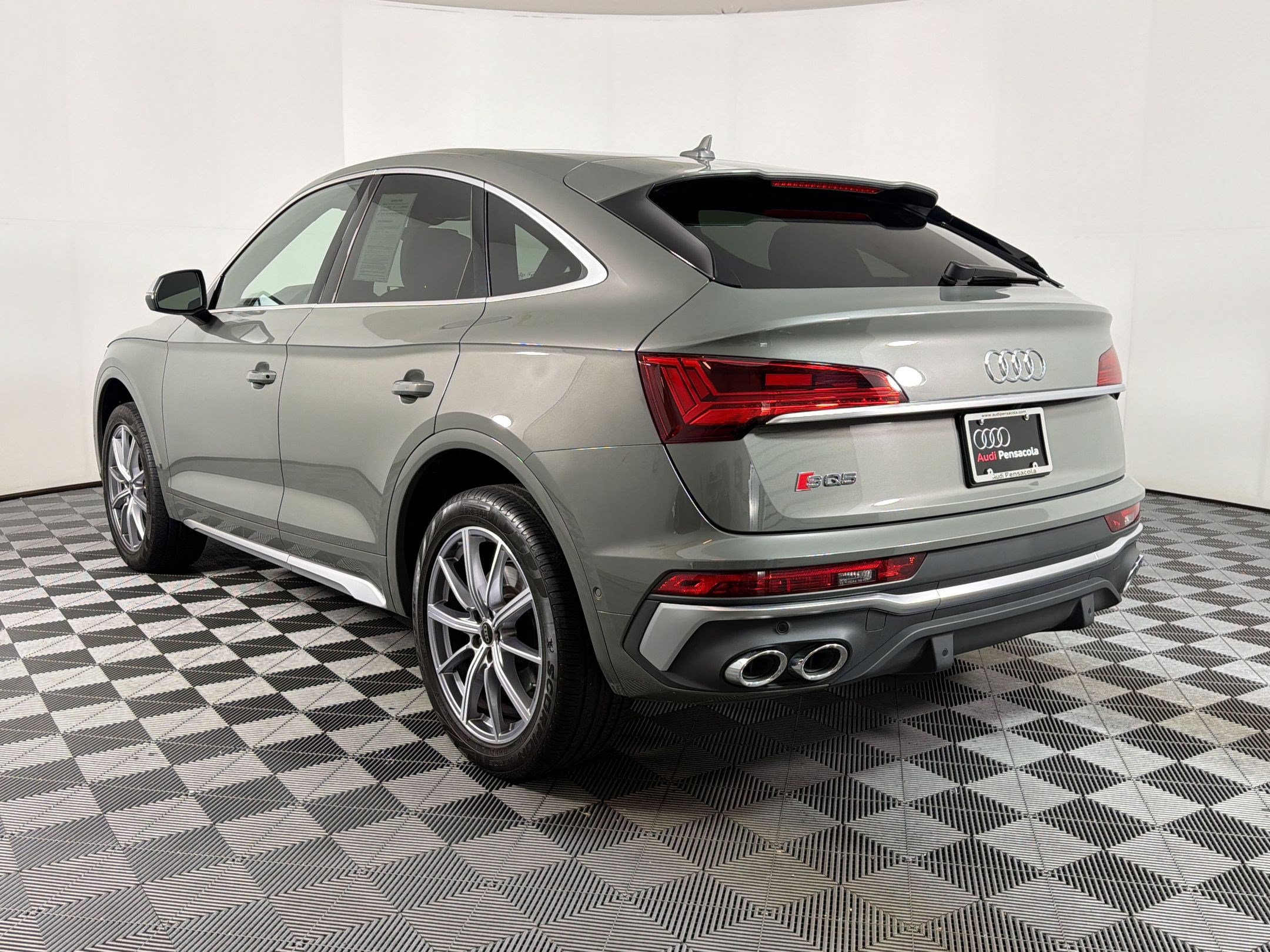 Used 2023 Audi SQ5 Prestige w/ Prestige Package AWD/4WD image 2