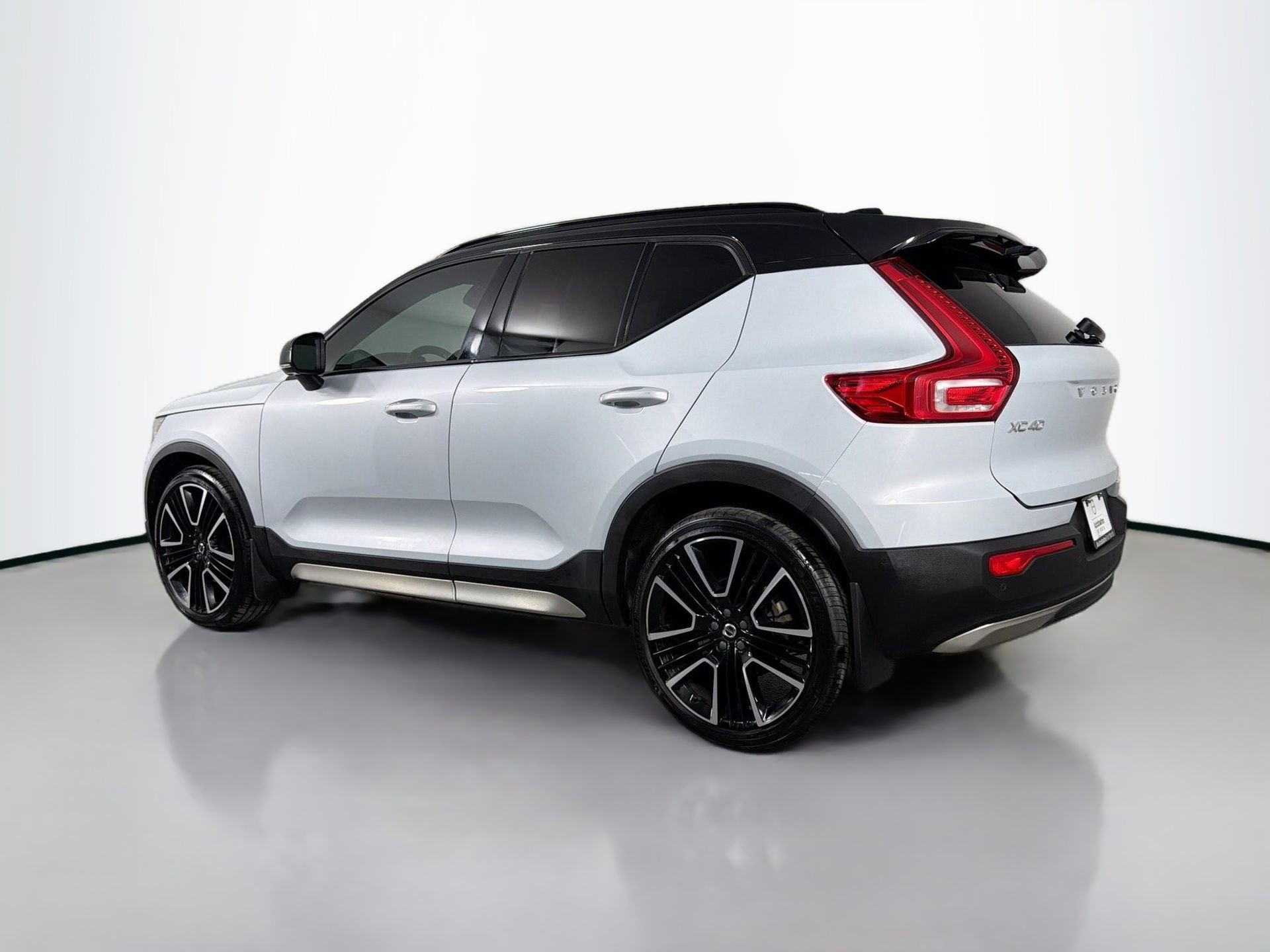Used 2022 Volvo XC40 T5 R-Design w/ Advanced Package image 8