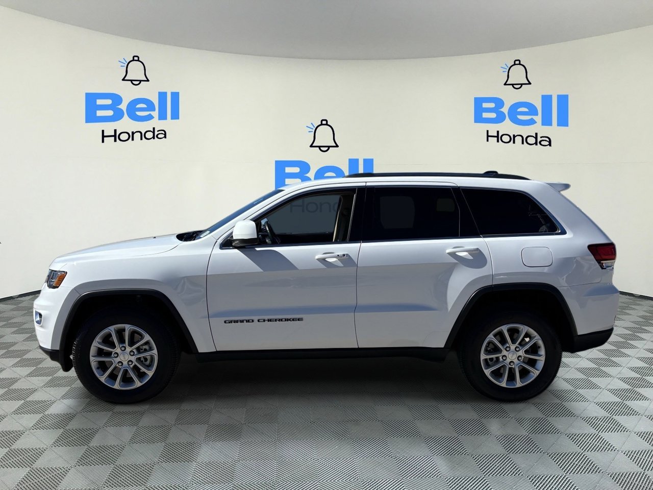 Used 2021 Jeep Grand Cherokee Laredo AWD/4WD image 2