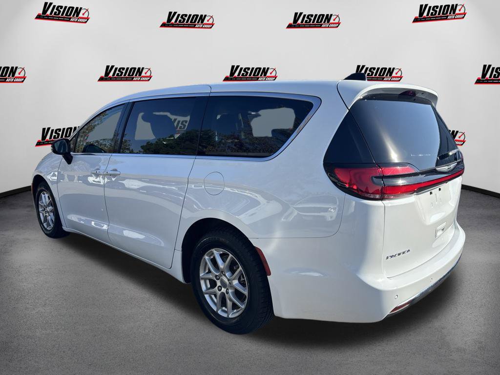Used 2024 Chrysler Pacifica Touring-L FWD image 9