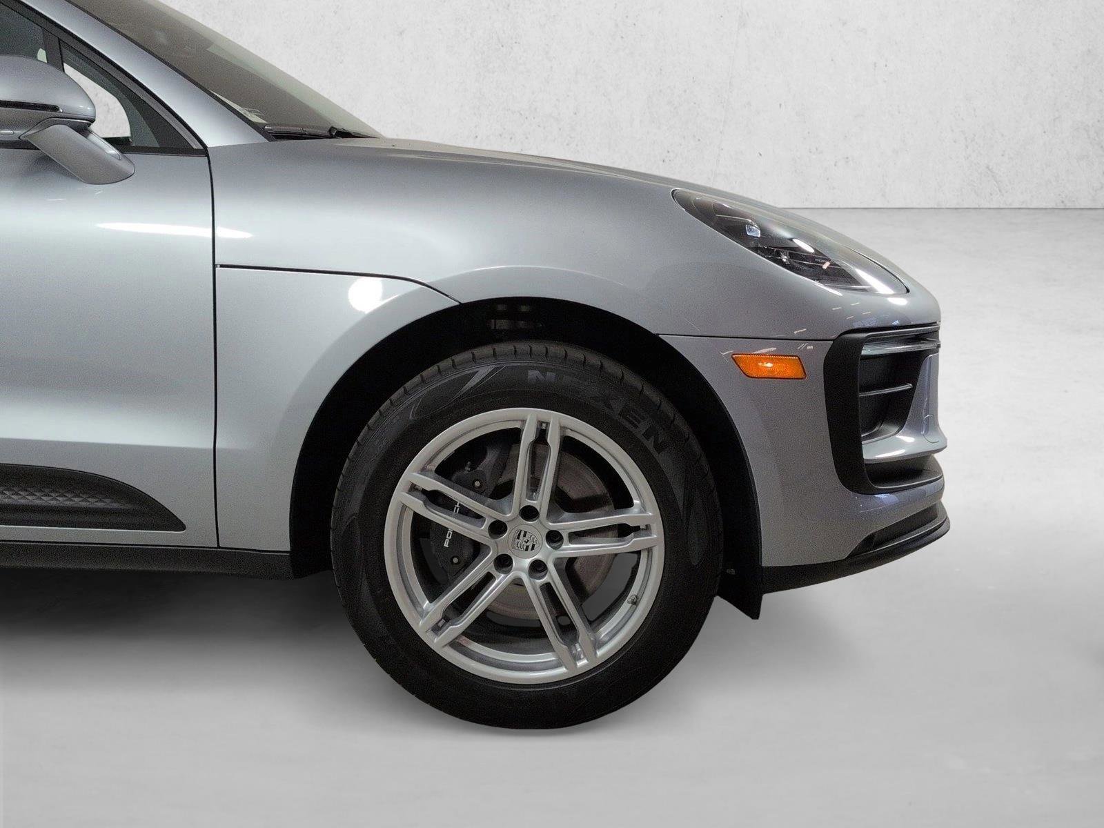 Certified 2025 Porsche Macan AWD/4WD image 12