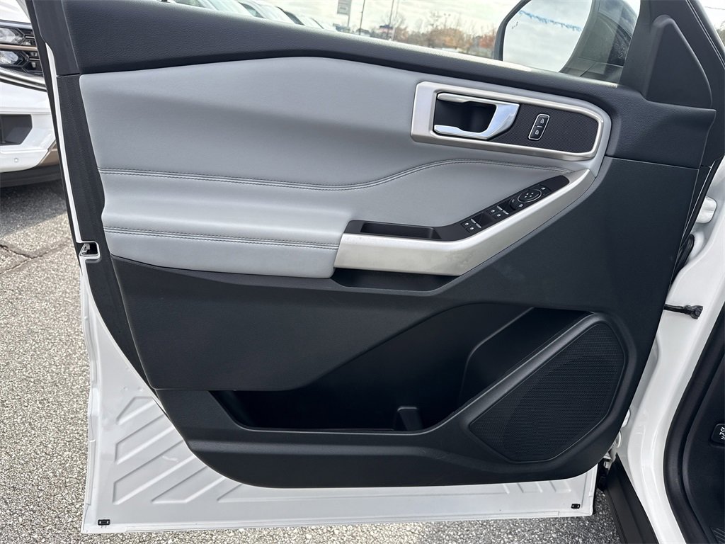 Used 2023 Ford Explorer XLT w/ Equipment Group 202A image 10