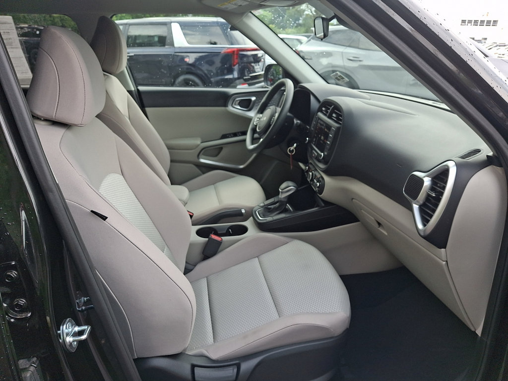 Used 2025 Kia Soul LX w/ LX Technology Package FWD image 13