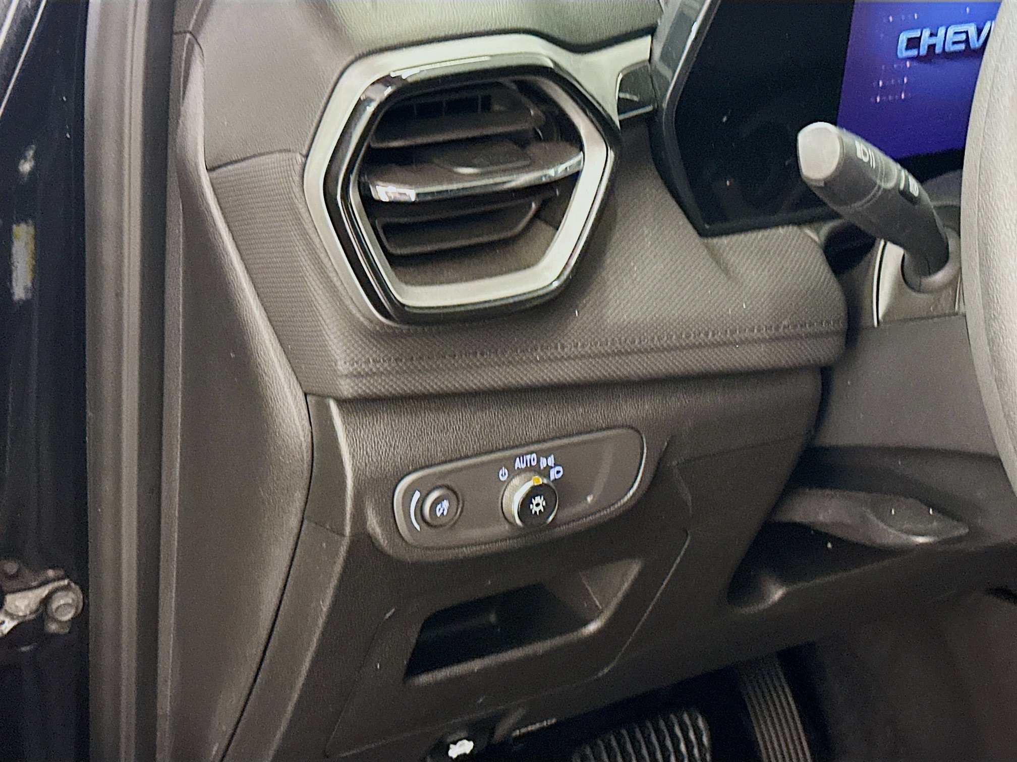 Used 2025 Chevrolet TrailBlazer LT AWD/4WD image 17