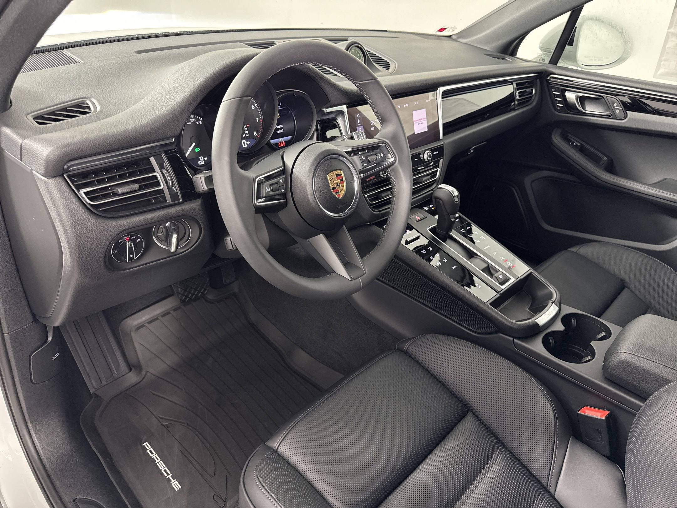 Certified 2025 Porsche Macan image 4