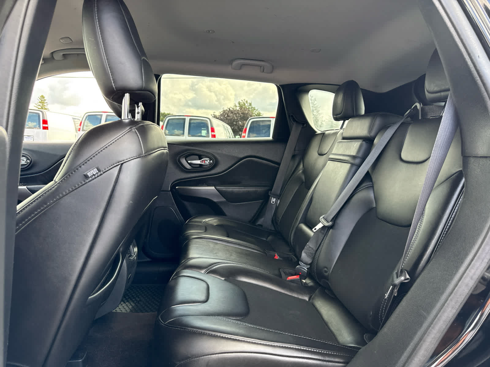 Used 2019 Jeep Cherokee Latitude Plus w/ Cold Weather Group AWD/4WD image 22