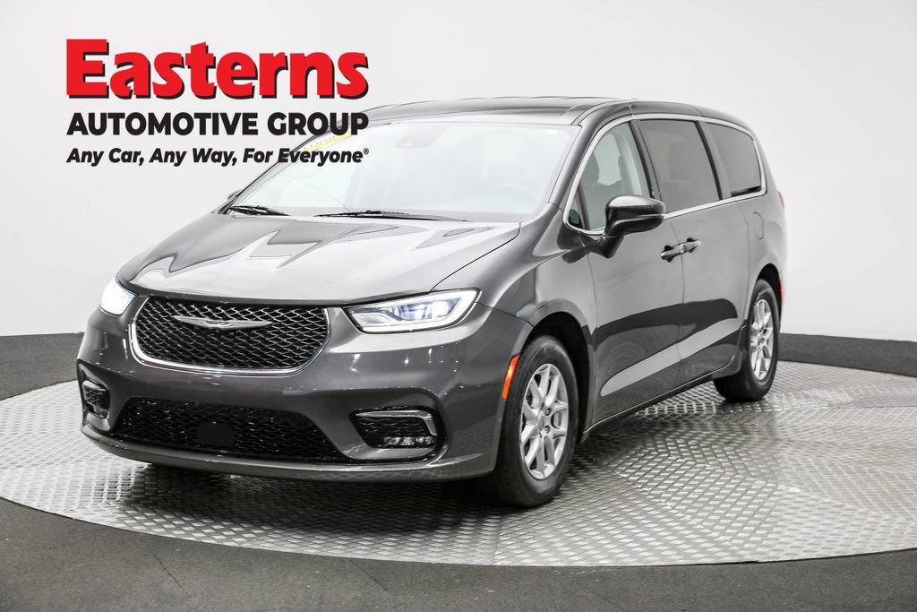 Used 2023 Chrysler Pacifica Touring-L image 1