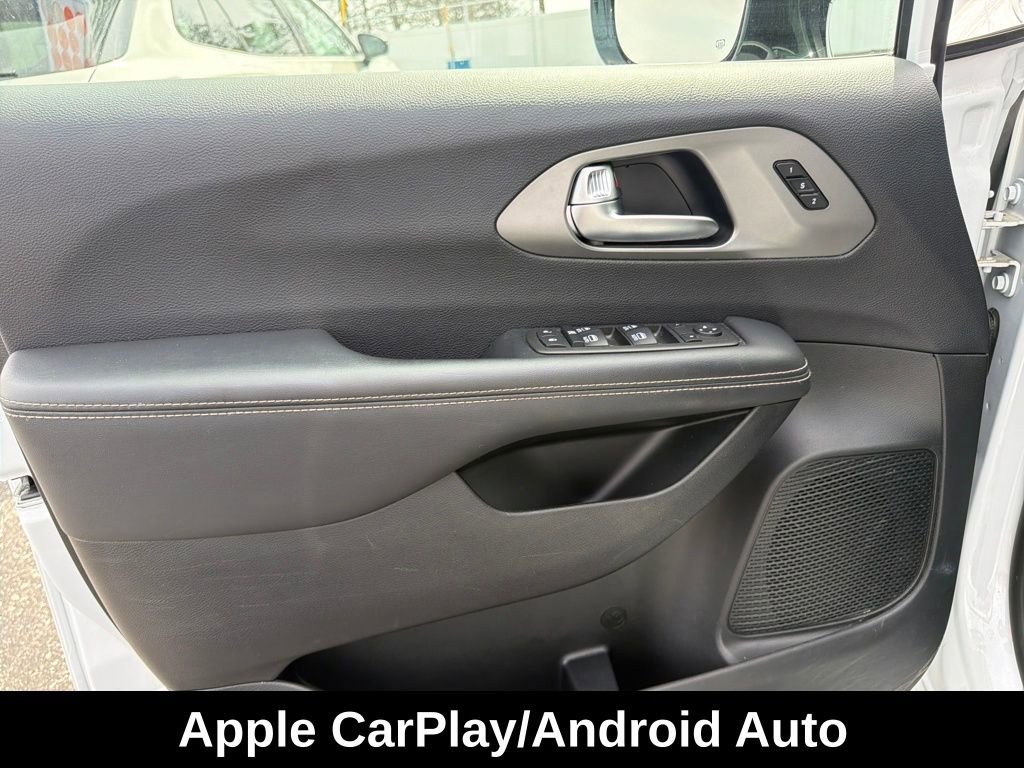 Used 2025 Chrysler Pacifica Select image 12
