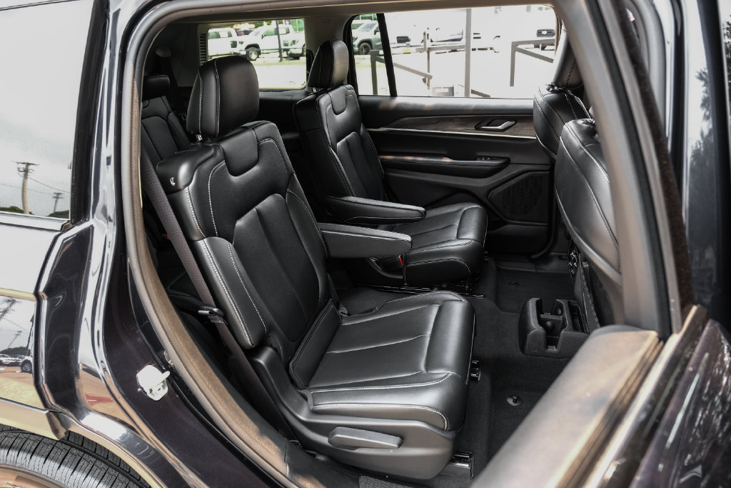 Used 2023 Jeep Grand Cherokee L Limited AWD/4WD image 47