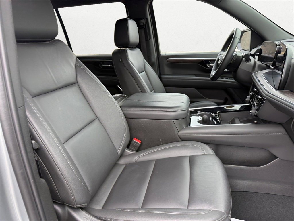 Used 2025 Chevrolet Suburban Z71 image 15