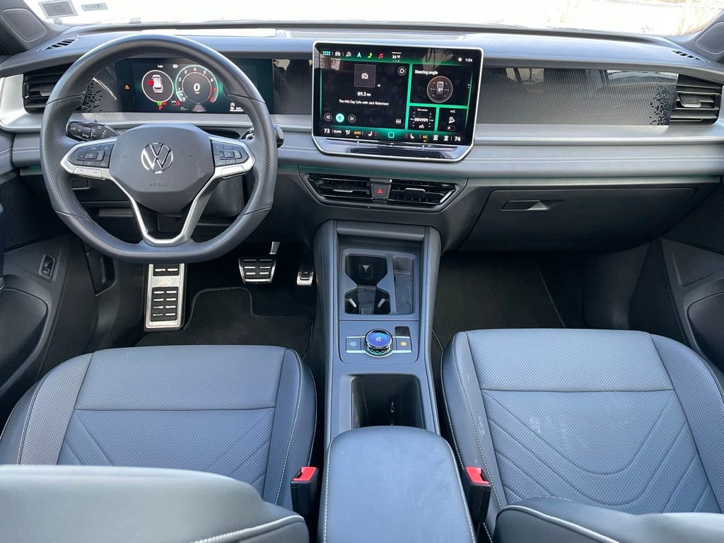 Certified 2025 Volkswagen Tiguan SE R-Line image 12