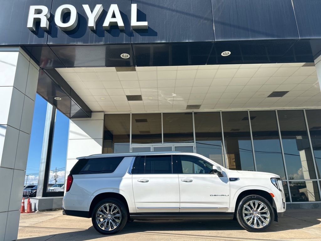 Used 2024 GMC Yukon XL Denali w/ Advanced Technology Package image 1
